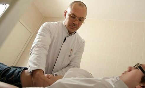 medic care examinează un pacient cu prostatită