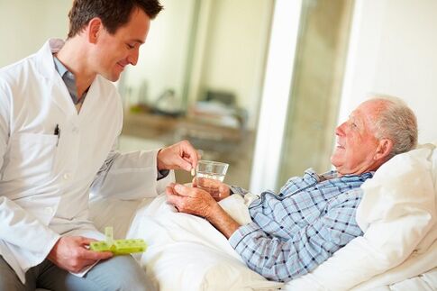 medicul dă o pastilă pentru prostatită